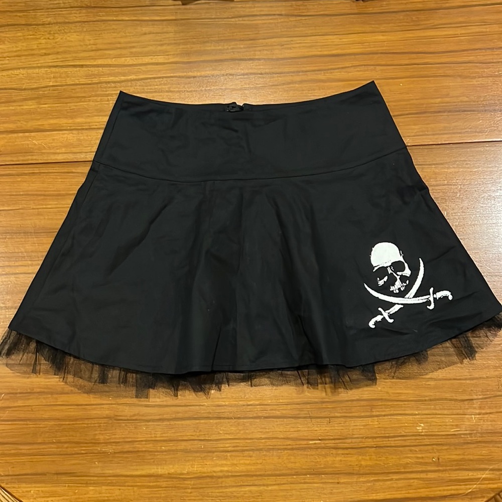 Skull and Crossbones Pleated Miniskirt, lace ruffle, punk rock goth size 8 H&M